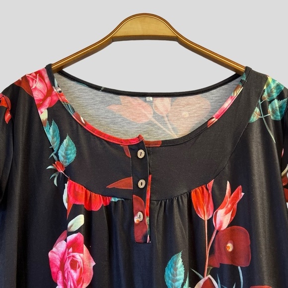 Women’s Top 2X Black Red Floral Short Sleeves - Picture 3 of 13